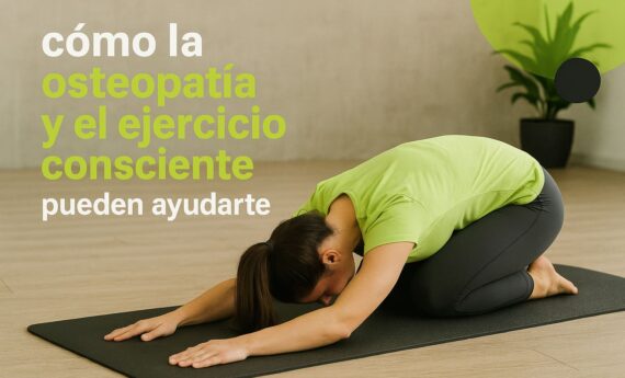 Una mujer haciendo la postura del niño en yoga, ilustrando la conexión entre osteopatía y ejercicio consciente.