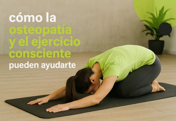osteopatia-ejercicio-consciente.jpg Una mujer haciendo la postura del niño en yoga, ilustrando la conexión entre osteopatía y ejercicio consciente.