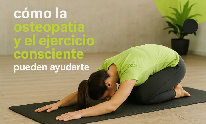osteopatia-ejercicio-consciente.jpg Una mujer haciendo la postura del niño en yoga, ilustrando la conexión entre osteopatía y ejercicio consciente.