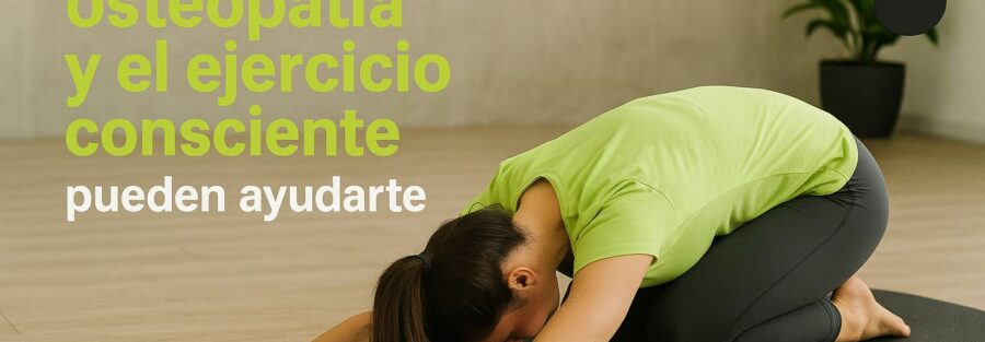 Una mujer haciendo la postura del niño en yoga, ilustrando la conexión entre osteopatía y ejercicio consciente.