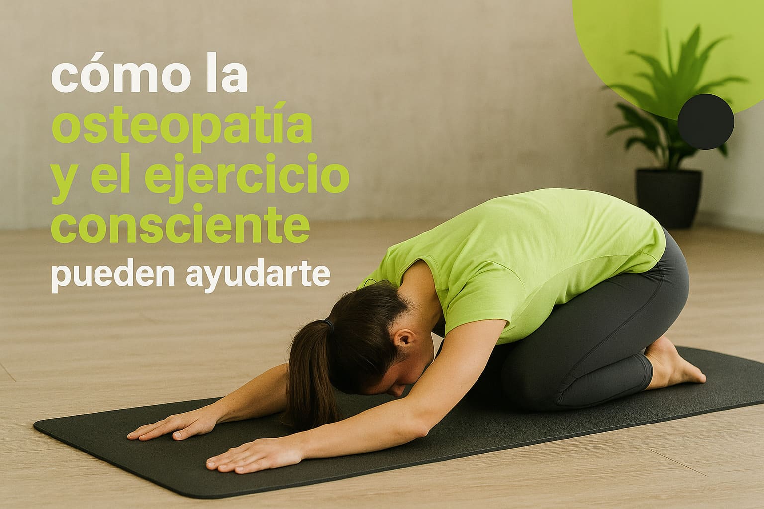 Una mujer haciendo la postura del niño en yoga, ilustrando la conexión entre osteopatía y ejercicio consciente.