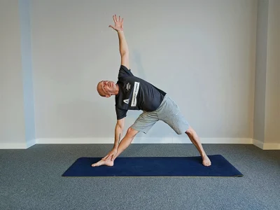 Manuel Roca Canabal y soy profesor de Yoga certificado con 15 años de práctica y más de una década dedicándome a la enseñanza